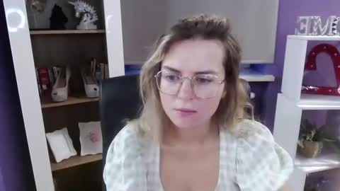 Z O E Y online show from September 9, 4:23 am