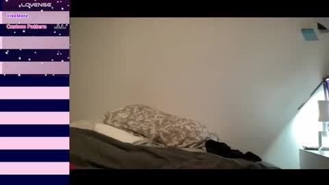 bloggirllaurel online show from March 15, 2:27 am