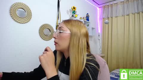 Snapshot of bonny_clyde_xx_ chatting on February 18, 6:15 am Soffy Brooks Independent model online show from February 18, 6:15 am