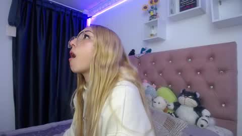 Snapshot of bonny_clyde_xx_ chatting on October 9, 6:52 am Soffy Brooks Independent model online show from October 9, 6:52 am
