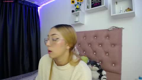 Snapshot of bonny_clyde_xx_ chatting on September 18, 7:23 am Soffy Brooks Independent model online show from September 18, 7:23 am