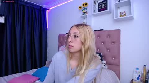 Snapshot of bonny_clyde_xx_ chatting on October 12, 7:23 am Soffy Brooks Independent model online show from October 12, 7:23 am