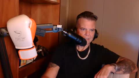 Snapshot of boss1420 chatting on October 11, 6:07 am BOSS online show from October 11, 6:07 am