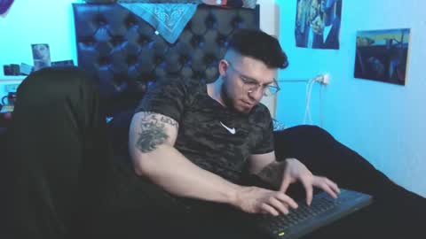 brad hot boy online show from November 25, 6:18 pm