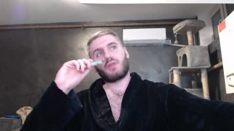 Snapshot of brad_pittfall chatting on October 3, 7:11 pm ask me online show from October 3, 7:11 pm