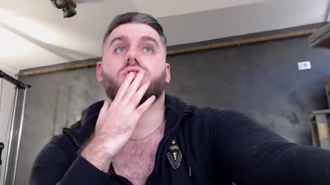 Snapshot of brad_pittfall chatting on February 12, 11:18 am ask me online show from February 12, 11:18 am