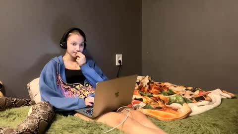 Alice online show from November 24, 4:16 pm