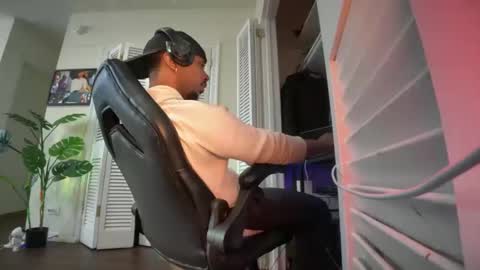 Brownskinshortyy online show from February 26, 7:39 pm