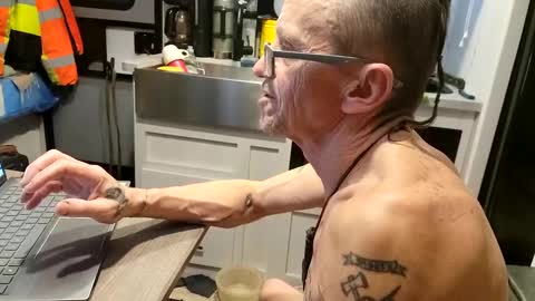 Snapshot of brushsquach chatting on February 21, 1:22 pm Steve... aka SkinnieDippin aka TimberTramp online show from February 21, 1:22 pm