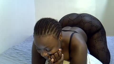 bubbly_ass30 online show from June 26, 11:43 pm