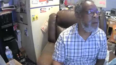 bushhunter23 online show from December 4, 4:06 pm