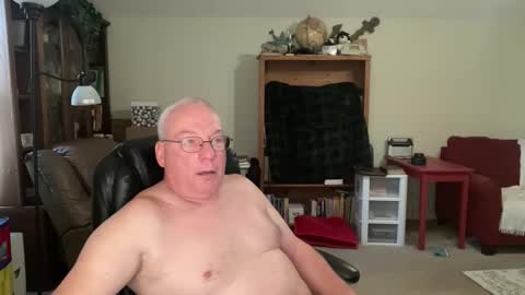 Snapshot of bustyballs100 chatting on October 28, 3:24 pm bustyballs100 online show from October 28, 3:24 pm