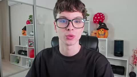 Snapshot of calvin_loves_you chatting on March 11, 7:14 pm Hey I am Calvin  online show from March 11, 7:14 pm
