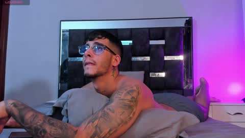   INDEPENDENT MODEL online show from March 5, 9:59 pm