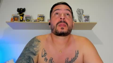 camilo_restrepo21 online show from May 7, 2:18 am