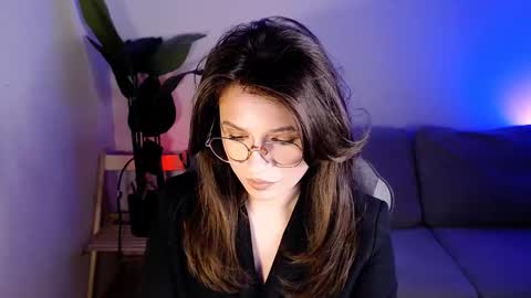 Mary online show from December 4, 4:28 pm