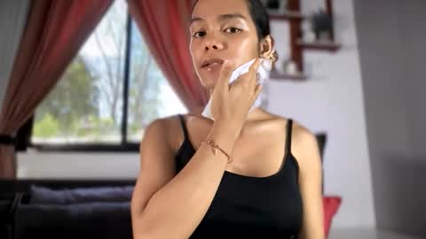 caroline_east online show from May 12, 1:25 am