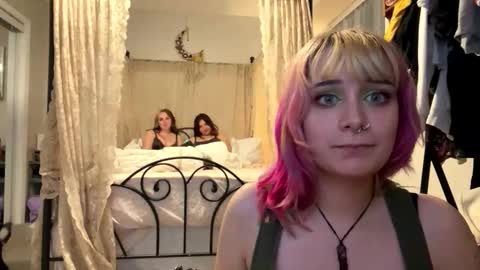 Snapshot of carpetmunchers chatting on November 2, 4:01 am carpetmunchers online show from November 2, 4:01 am