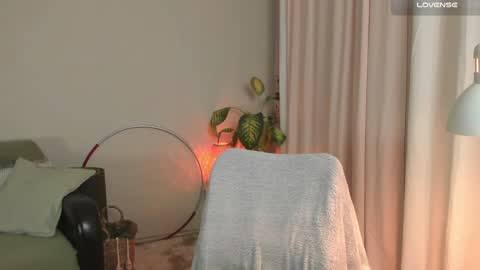 Snapshot of cassisland chatting on December 4, 4:32 pm  cassandra  online show from December 4, 4:32 pm