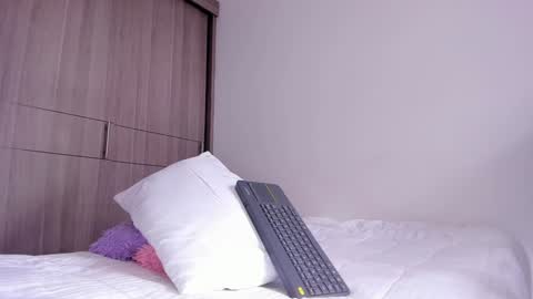 Snapshot of cata_n_cami chatting on December 8, 5:11 pm cata_n_cami online show from December 8, 5:11 pm