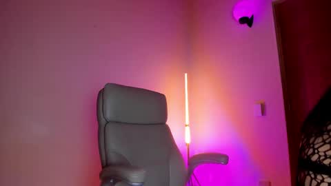 Snapshot of cata_n_cami chatting on March 1, 4:04 am cata_n_cami online show from March 1, 4:04 am