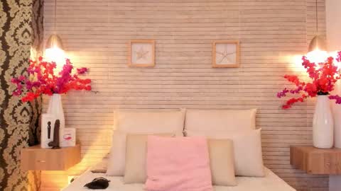 CatalinnaThompson online show from October 31, 12:05 pm