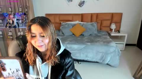 catti_brie_ online show from November 8, 10:40 am