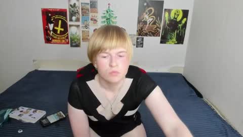 cattie_w_ online show from May 9, 1:55 am