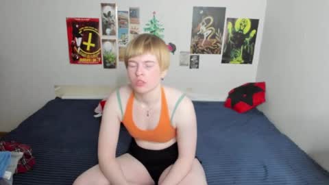 cattie_w_ online show from April 1, 1:28 am