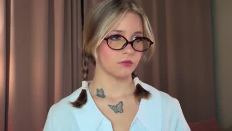 Lina  online show from March 27, 7:15 pm