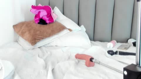 celeste_smmith_ online show from February 25, 9:31 am