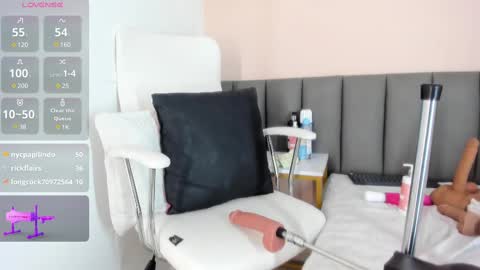 celeste_smmith_ online show from March 9, 6:28 am