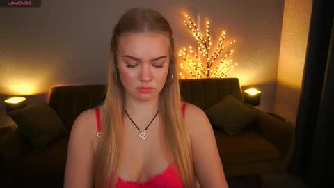 celestenoirr online show from December 3, 8:04 am