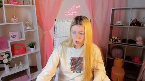 your cute kitty online show from April 24, 7:16 pm