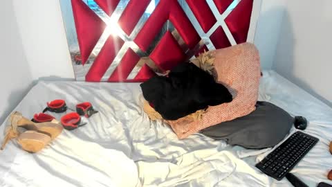 Snapshot of channellross chatting on February 26, 2:19 am Chanell online show from February 26, 2:19 am