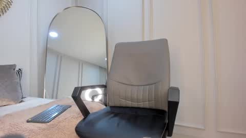 charlottebrownn_ online show from September 20, 1:19 am