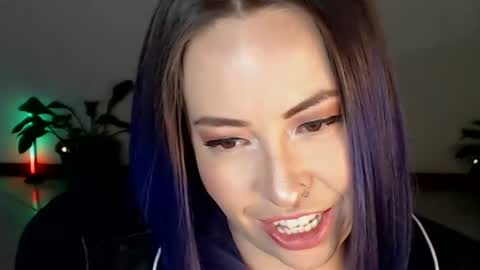 charlottezoe online show from August 1, 8:38 am