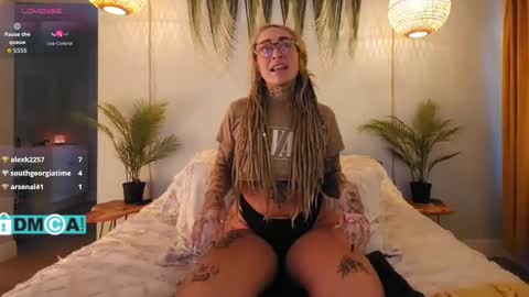 Chevi Blue online show from October 8, 1:28 pm