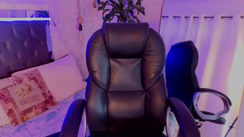 Chloe online show from August 4, 7:10 pm