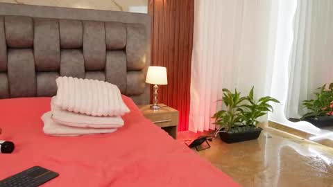 Chloe online show from February 26, 1:25 pm