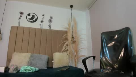 chloe_roberts05 online show from March 5, 11:49 am