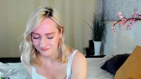 Chloe Deccker online show from June 11, 1:05 am