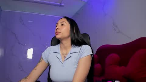 ChloeeThompson online show from December 15, 3:46 am