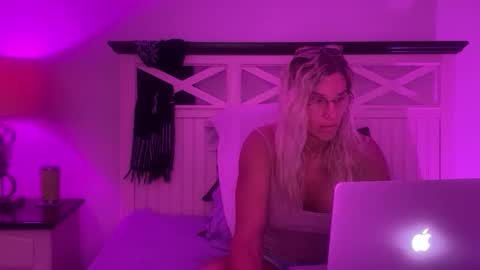 Snapshot of christinabruce chatting on October 3, 4:59 pm Chris Tina Bruce online show from October 3, 4:59 pm