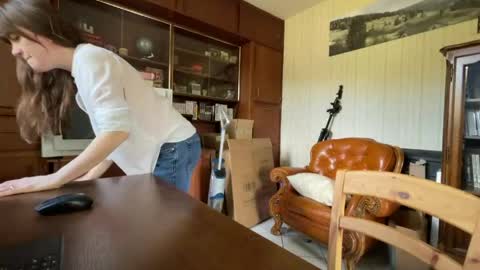 Claire Moulin online show from April 14, 11:57 am