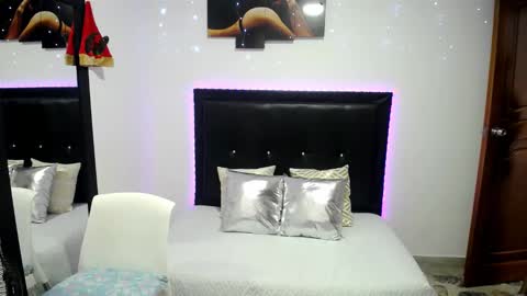 clark__naahia online show from December 17, 5:04 pm