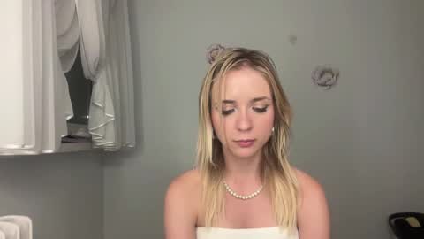 Snapshot of claudiagold chatting on September 8, 8:30 pm ClaudiaGold online show from September 8, 8:30 pm