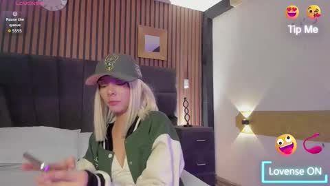 cleowhite_ online show from September 24, 6:20 am