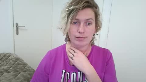 Syl  online show from December 17, 2:24 pm