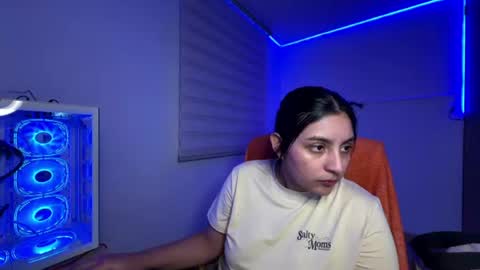 cloe small online show from June 29, 4:09 am